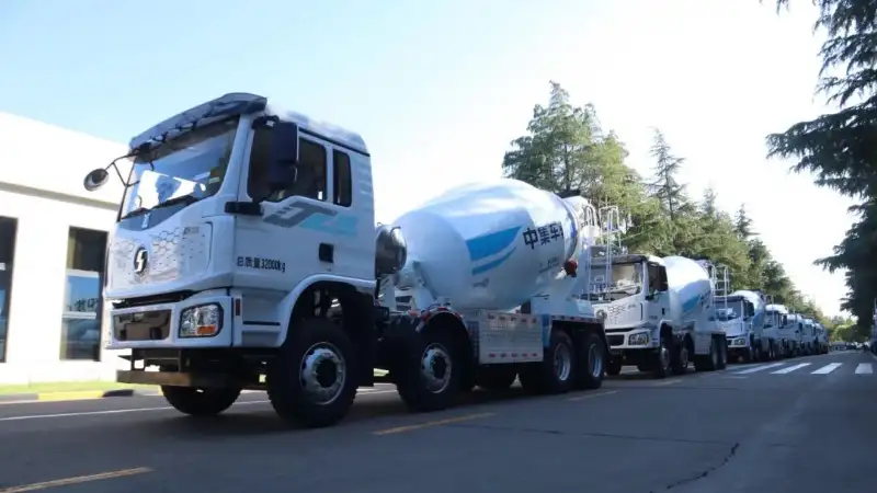 Shedding its bulky "backpack"! With a side-mounted battery and air suspension axle, CIMC Vehicles' new energy concrete mixer truck is shipped to Zhuhai