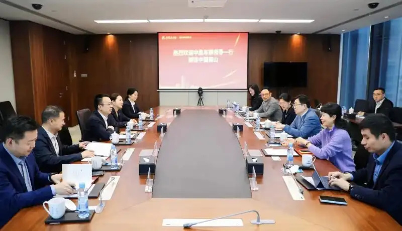 Li Guiping, Chairman and CEO of CIMC Vehicles, led a delegation to visit Shu Qian, General Manager of China Nanshan Group