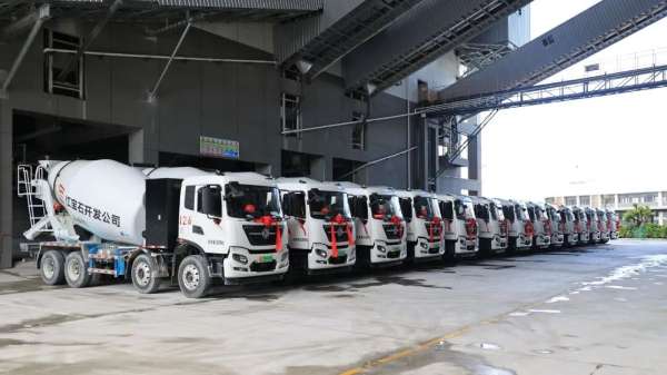 40 CIMC vehicles' new energy concrete mixer trucks contribute to the green transportation of a 230 million yuan smart concrete mixing plant.