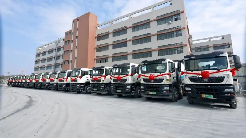 Amidst the resounding drums and gongs welcoming the new year, 25 CIMC vehicles and Sinotruk new energy mixer trucks were delivered to a customer in Zhongshan