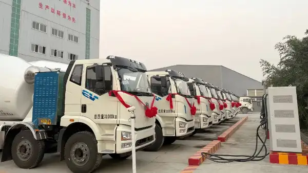 Twenty pure electric concrete mixer trucks delivered; authoritative media in Zhumadian witness the industry's low-carbon upgrade.