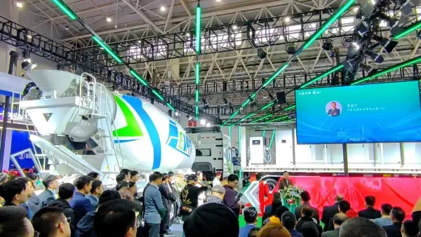 CIMC Vehicles' new energy mixer trucks shine at the 2025 CCVS, showcasing its advanced intelligent manufacturing capabilities.