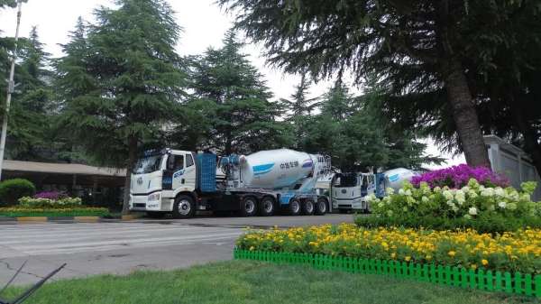 The factory area boasts scenic views, and production is environmentally friendly, showcasing how a concrete mixer truck can "load" a mountain of greenery.