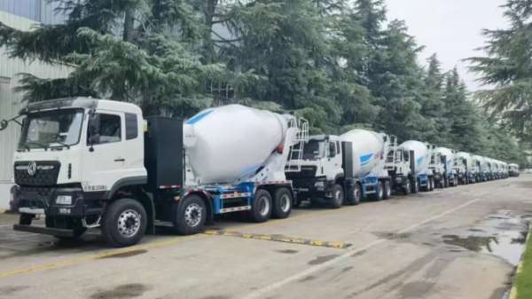 With 50 units launched initially, and the first batch of 15 successfully delivered, this concrete mixer truck is incredibly capable!