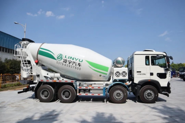 Daily cleaning and maintenance method of small concrete mixer truck